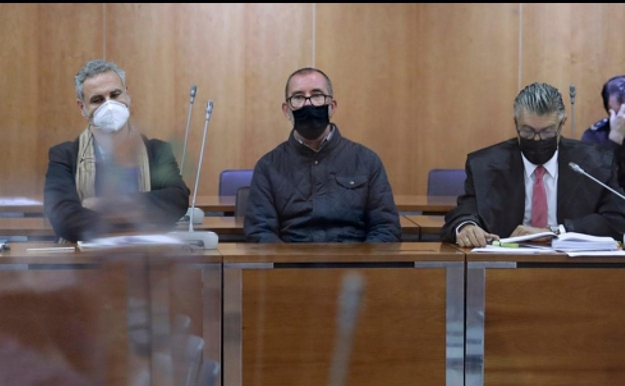 The accused, in the centre of the photograph, during his trial in Malaga this Monday (15 November). 