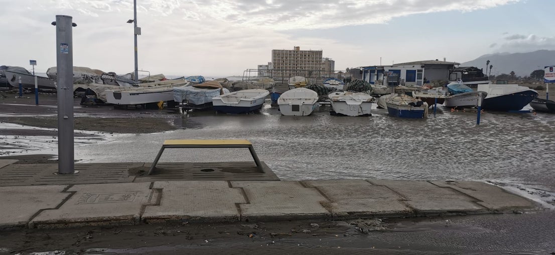 Two people were injured in Malaga province and a beach bar in Fuengirola was flattened. 