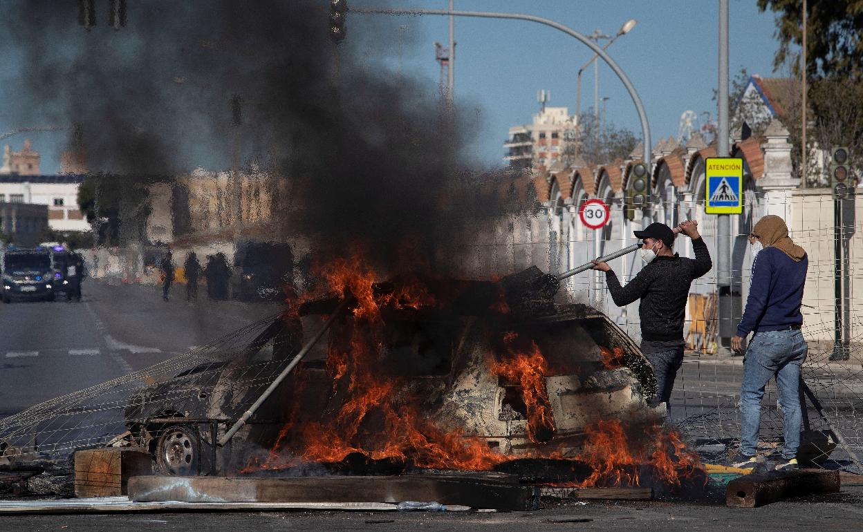 Metal workers' protest which affects La Línea's blocked roads. 