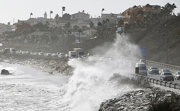 Imagen principal - Emergency services respond to more than 100 storm-related incidents on the coast, as winds gust to 90km/h