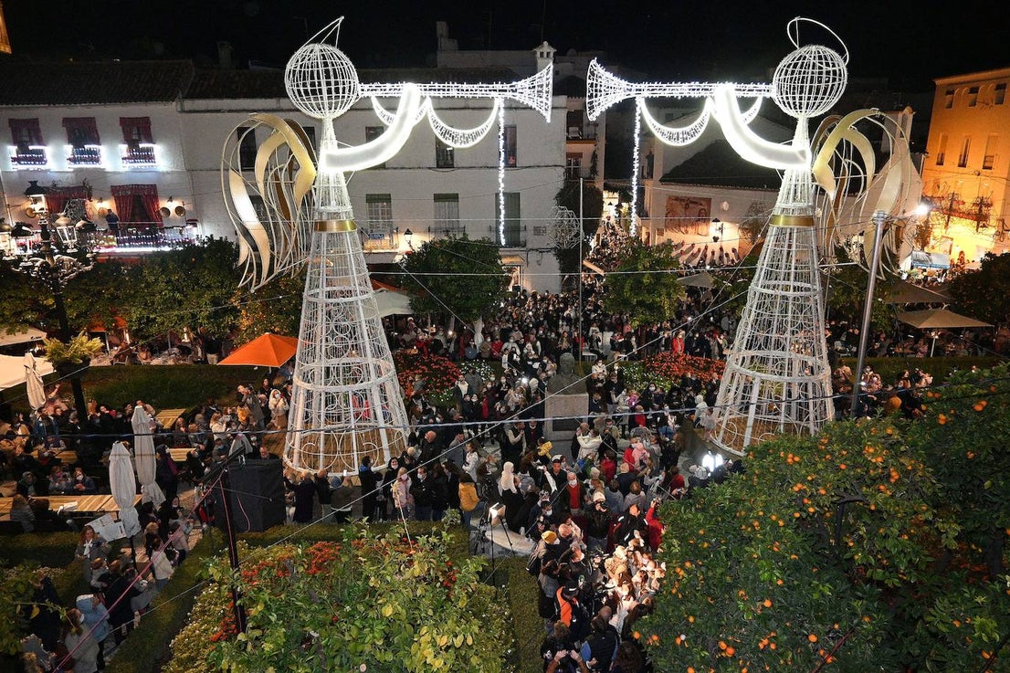 Crowds gathered at Marbella's Christmas lights despite the threat of rain.