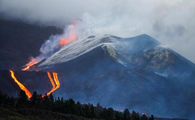 The Cumbre Vieja volcano continues to expel lava.