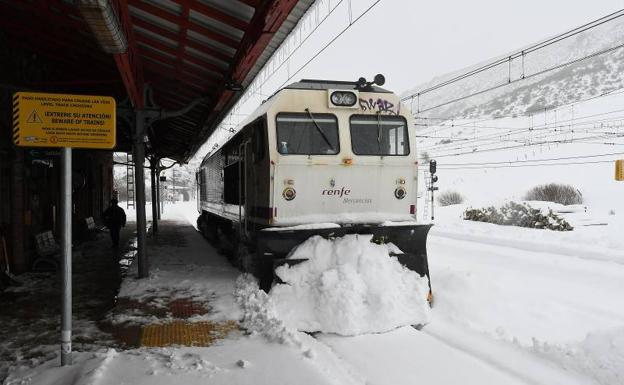 A snowplough locomotive clears a track at a railway station in León last week.