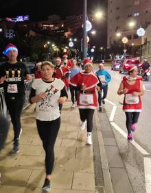 Imagen secundaria 2 - Santas dash to the finishing line on the Rock