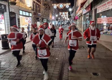 Imagen secundaria 1 - Santas dash to the finishing line on the Rock