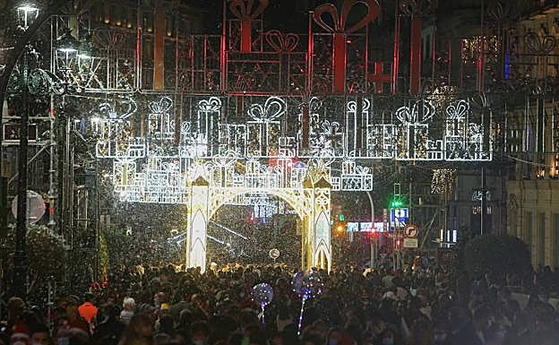 Imagen principal - Different Christmas decorations in Vigo and Malaga. 