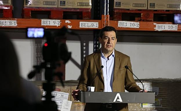 Moreno, during his visit to Bancosol in Malaga this Thursday. 