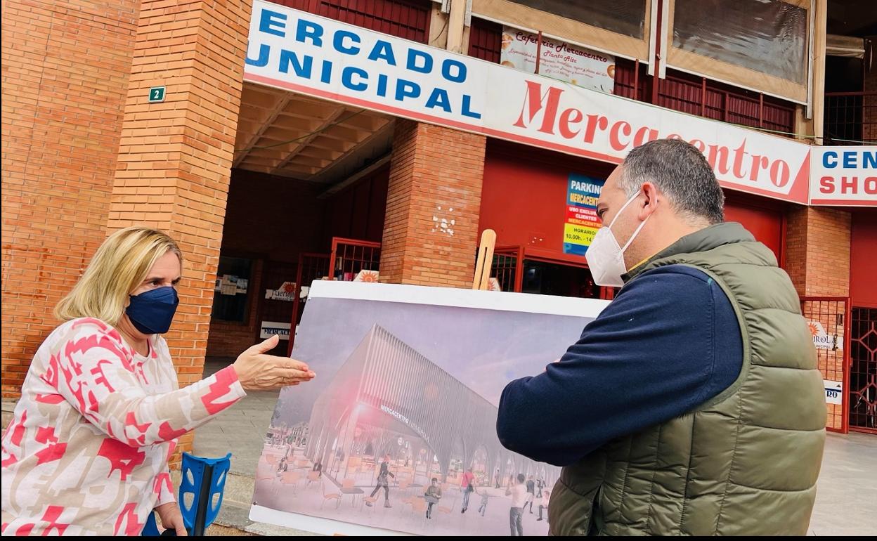 Fuengirola Mayor Ana Mula visits the old Mercacentro on Monday to discuss the future plans of the arcade. 