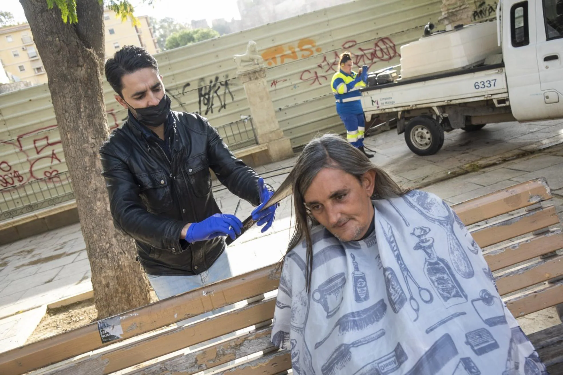 Isaac Bousnane cutting the hair of a homeless man. 