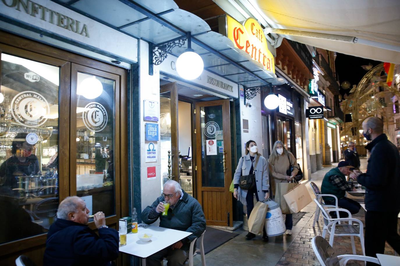 The emblematic establishment lowers its shutters for the last time after a century of trade in the city centre.