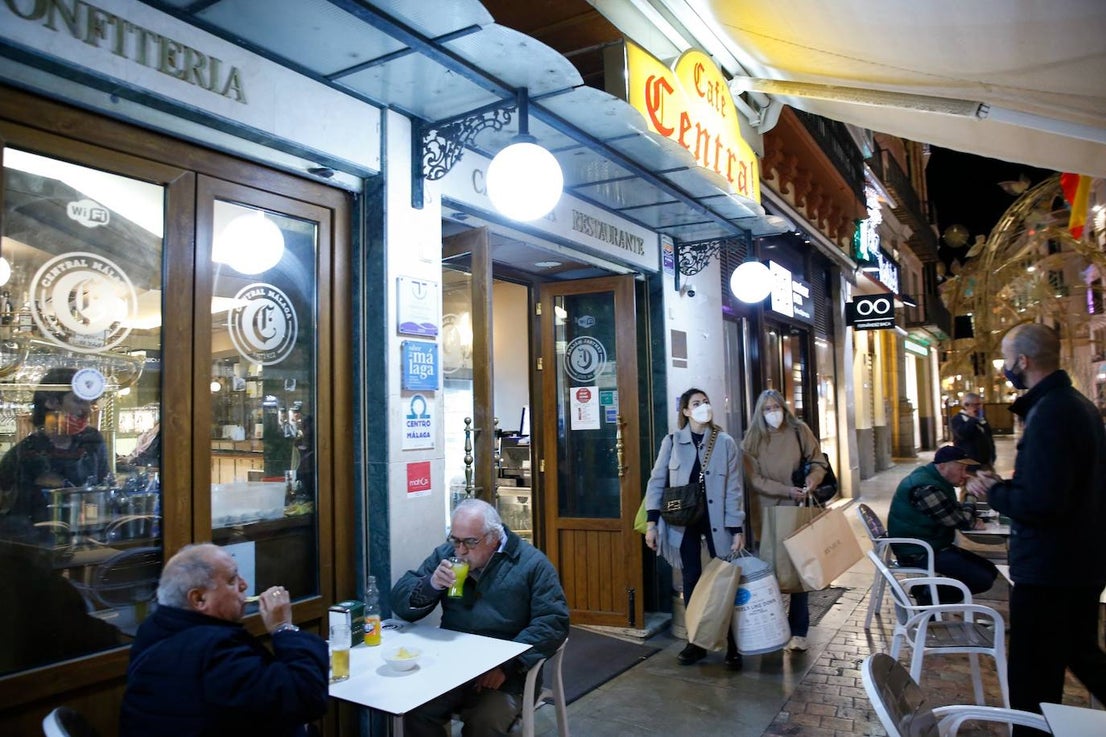 The emblematic establishment lowers its shutters for the last time after a century of trade in the city centre.