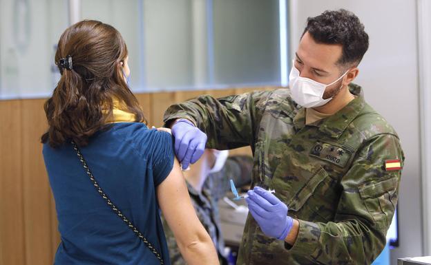 A member of the Armed Forces Health Corps vaccinates a woman in the Balearic Islands.