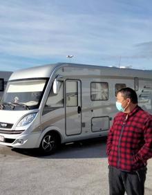 Imagen secundaria 2 - Teresa, Juan and Guillermo alongside their motorhomes. 