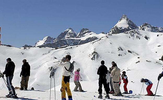 Skiiers in Formigal, in the Pyrenees mountains in the Aragón region. 
