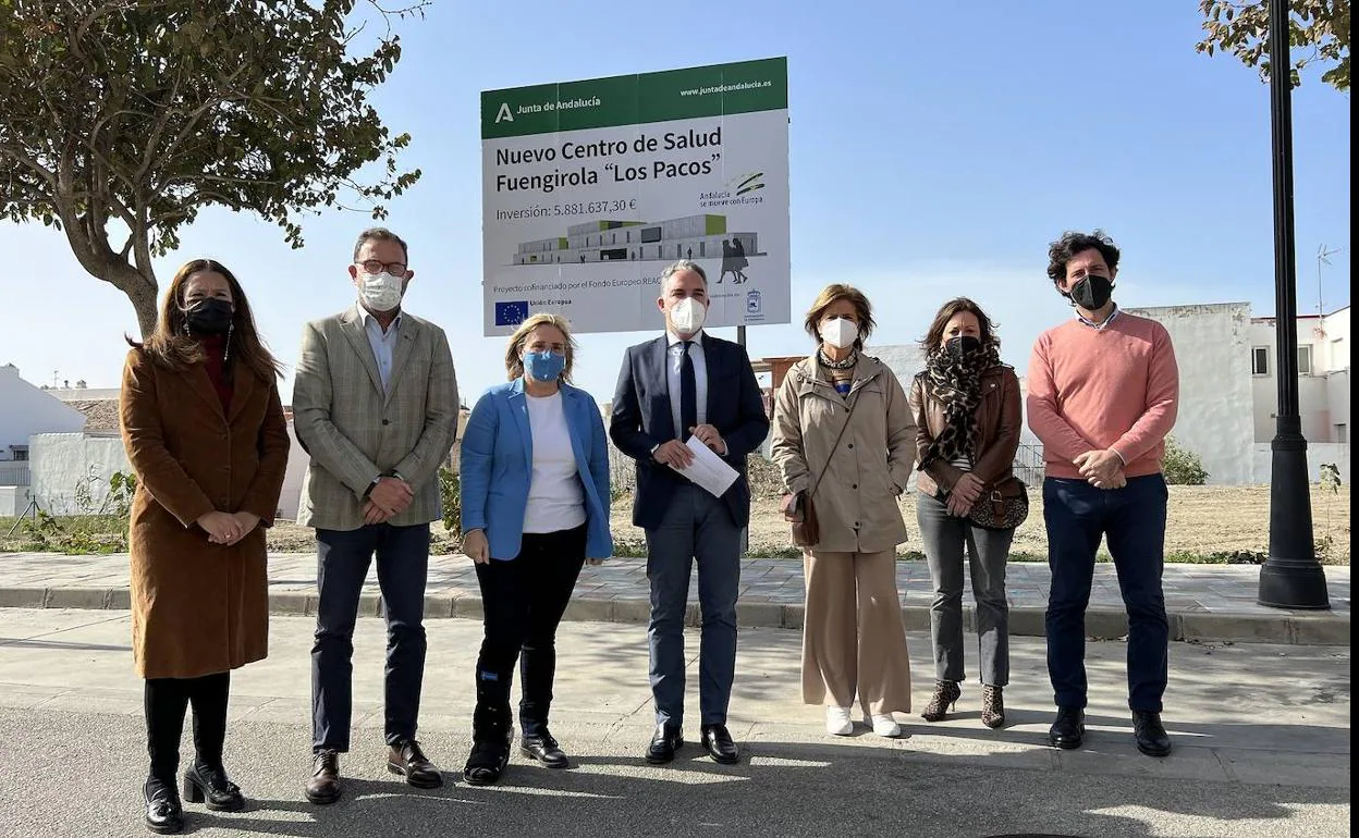 Ana Mula (3L) and Elías Bendodo (C) visit the site of the new health centre.
