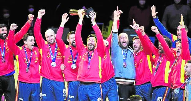 Spain lift up their runners-up trophy after losing to Sweden. 