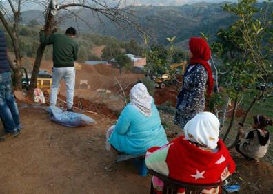 Imagen secundaria 1 - Race against the clock to rescue Moroccan boy trapped in a deep well