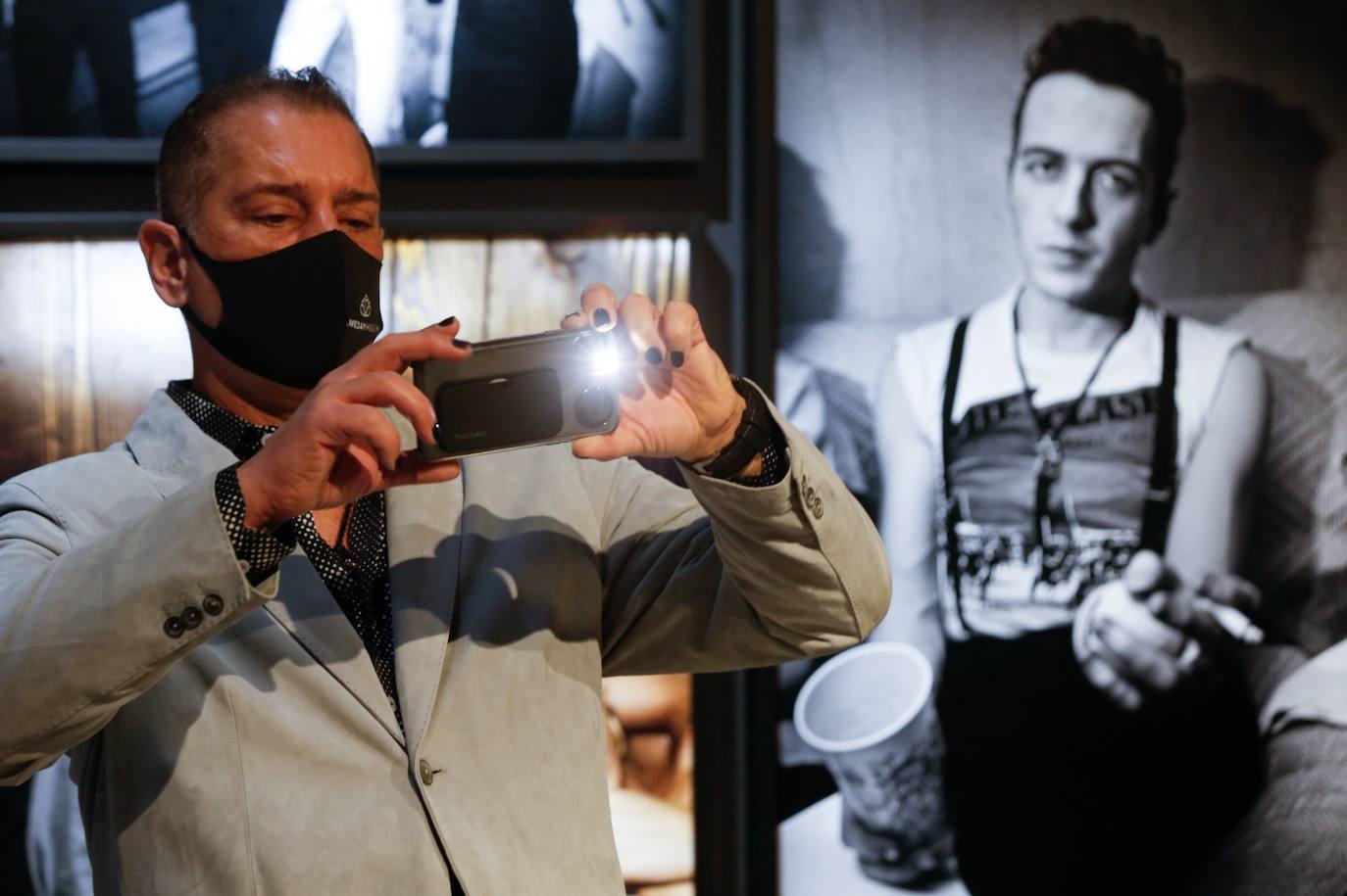 Photos of The Clash, The Slits, Billy Idol and The Ramones revive the wildest, music of the 70s and 80s through the lens of Michael Grecco 