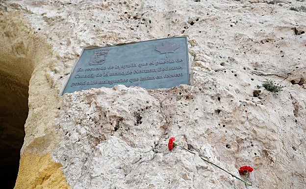 Carnations were left by the plaque which marks the spot where La Desbandá started 