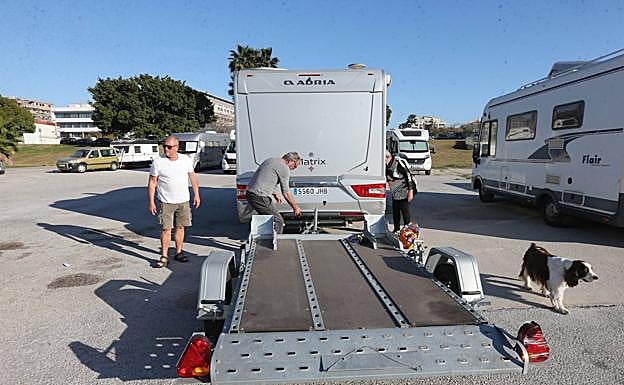 Imagen principal - Motorhomes start to move on as overnight parking is banned next to Malaga's Martín Carpena sports arena