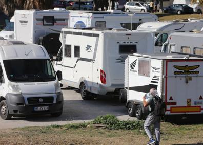 Imagen secundaria 1 - Motorhomes start to move on as overnight parking is banned next to Malaga's Martín Carpena sports arena