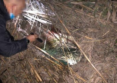 Imagen secundaria 1 - Teenager rescued from well in Estepona after telling searchers “I have water up to my neck and I don't know where I am”