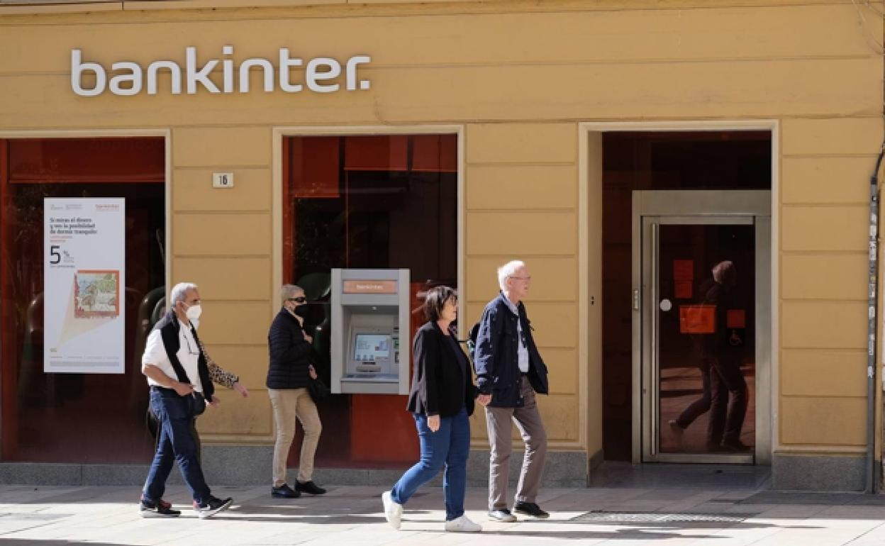 Some banks, such as Bankinter, have maintained opening hours until 2pm