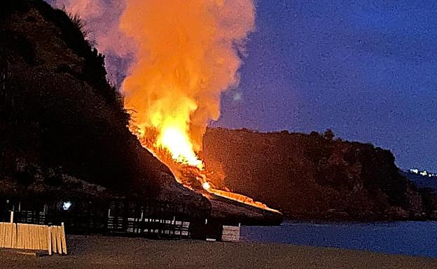 The fire broke out on the east side of Burriana beach.