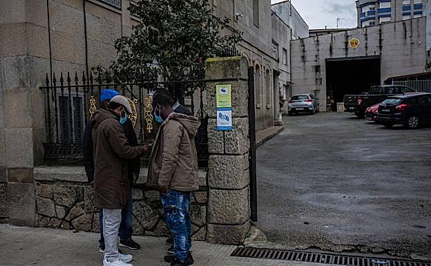 Imagen principal - Waiting for news in Pontevedra, northern Spain. 