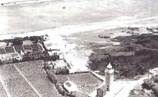 A view of Torre del Mar's original lighthouse in the 1940s 