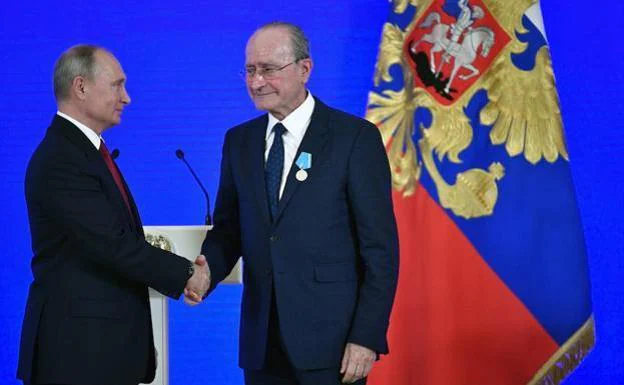 Putin presents De la Torre with the Pushkin medal in 2018.