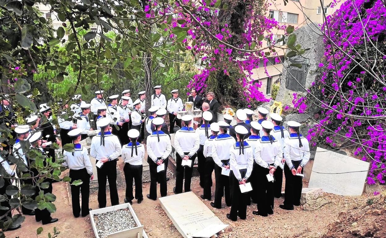 The sailors attended the service in the English Cemetery. 