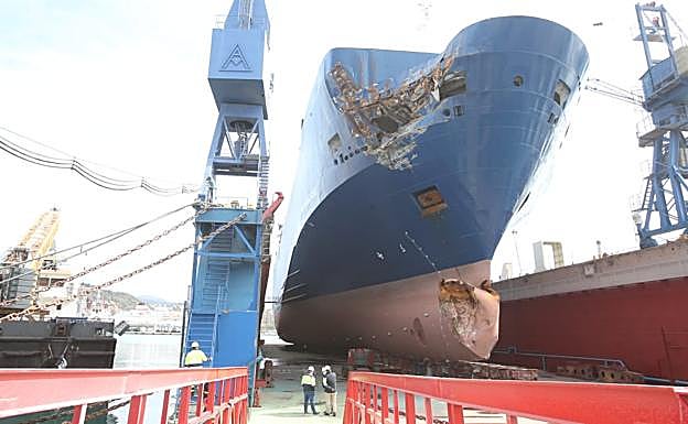 Imagen principal - Damaged ship which hit an islet docks in Malaga port for major repairs