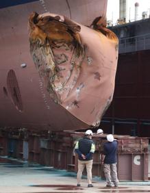 Imagen secundaria 2 - Damaged ship which hit an islet docks in Malaga port for major repairs