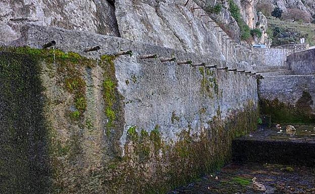 Barely a trickle of water from the hundred-spout fountain. 