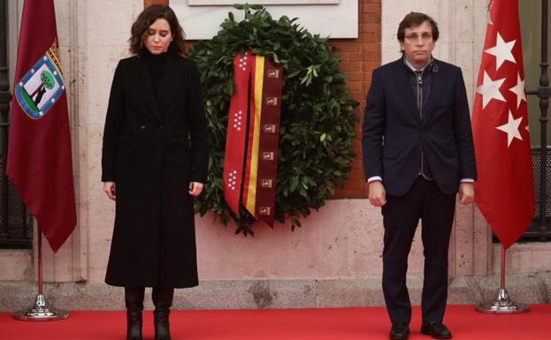 Isabel Díaz Ayuso and José Luis Martínez Almeida pay tribute to the victims.