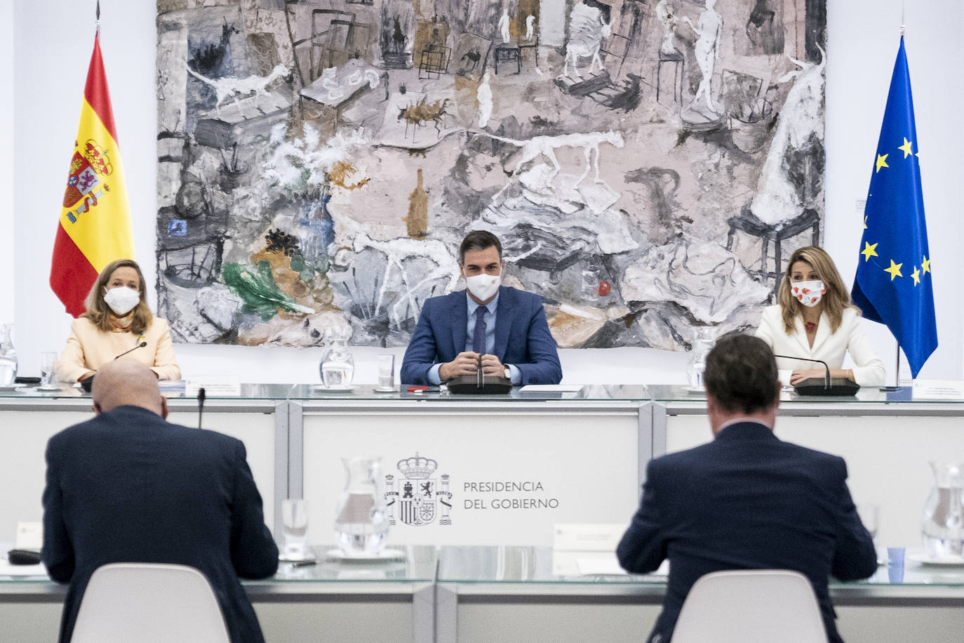 Prime minister Pedro Sánchez, flanked by Podemos' Yolanda Díaz, on his left, and PSOE's Nadia Calviño, on his right. 