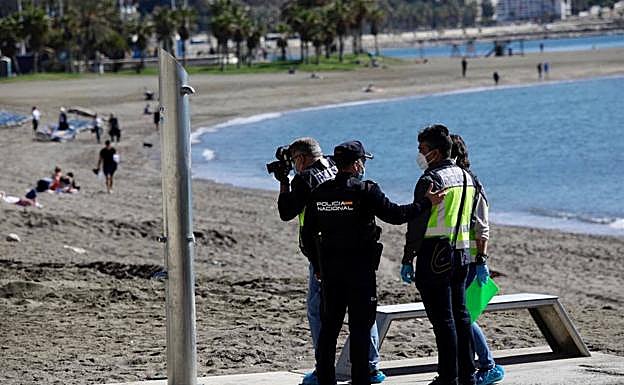 Imagen principal - Police investigate violent death of homeless foreigner on Malaga promenade