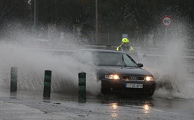 Imagen principal - Malaga’s reservoir levels start to rise after heavy overnight rain and some areas see snow
