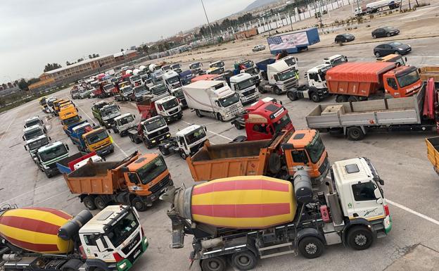 Imagen principal - Lorries bring traffic to a standstill in Malaga city centre.