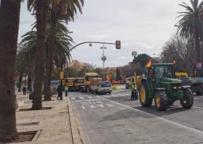 Imagen secundaria 1 - Lorries bring traffic to a standstill in Malaga city centre.