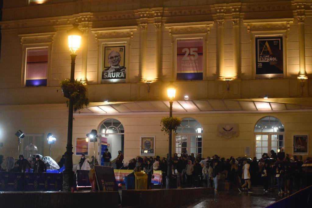 The rain and lightning also surprised the fans at the Malaga Festival who were waiting at the Cervantes Theatre
