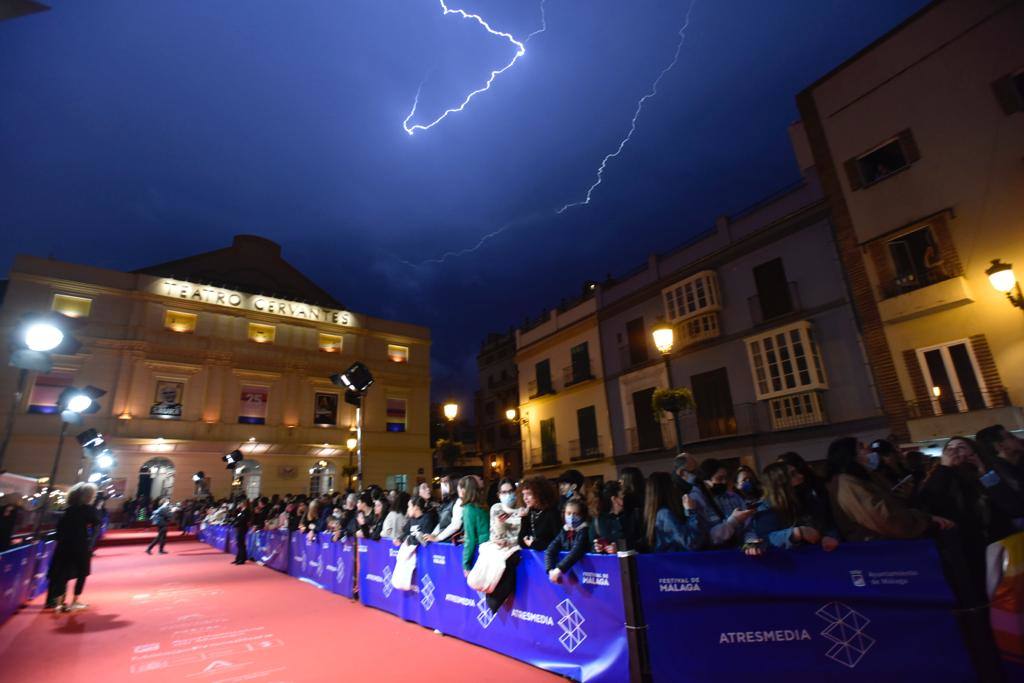 The rain and lightning also surprised the fans at the Malaga Festival who were waiting at the Cervantes Theatre