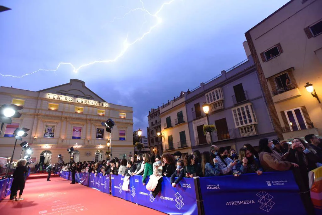 The rain and lightning also surprised the fans at the Malaga Festival who were waiting at the Cervantes Theatre