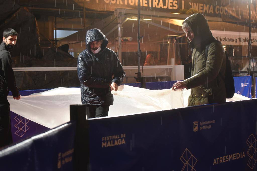 The rain and lightning also surprised the fans at the Malaga Festival who were waiting at the Cervantes Theatre 