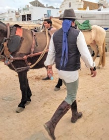 Imagen secundaria 2 - Different pilgrims' outfits.