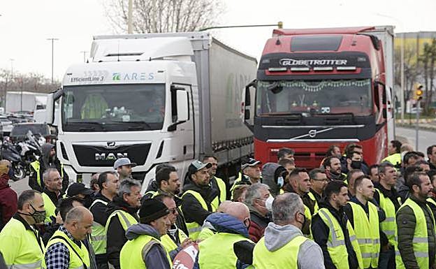 Striking hauliers attend a protest meeting. 