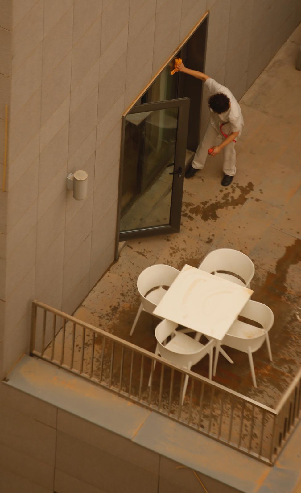 Imagen secundaria 2 - The Costa wakes to red-stained buildings and streets, and another amber alert with more heavy rain to come