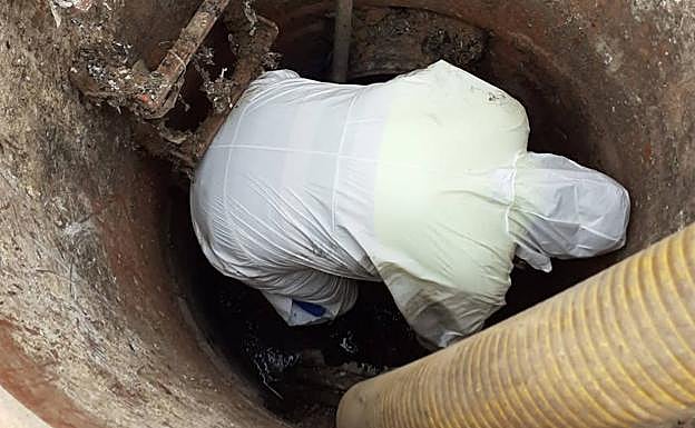 Imagen principal - ‘Don’t clog it up’ campaign launched as 24 tonnes of wet-wipes removed from sewage pipes in Ronda