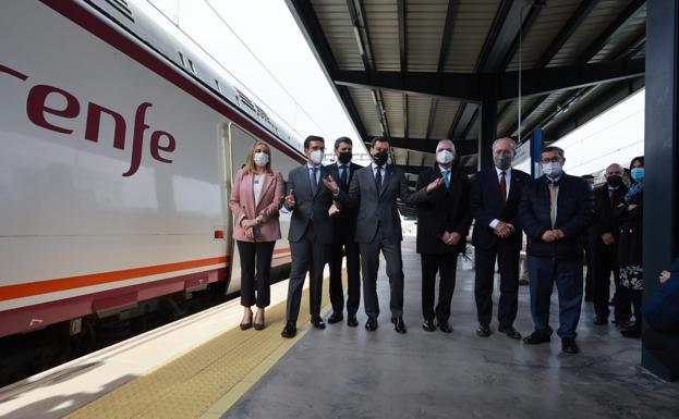 Imagen principal - High-speed train service between Malaga and Granada has launched today